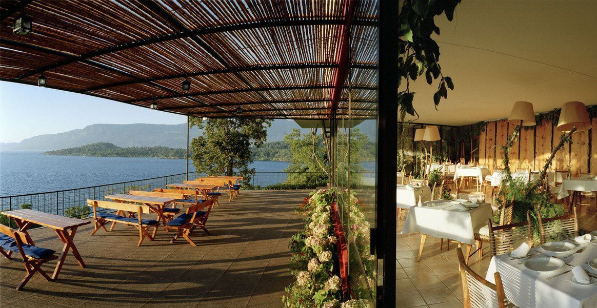 El restaurante propone una experiencia de sabores para disfrutar en su amplia terraza con vista al lago Villarrica.&nbsp;