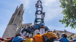 Los castellers, una de tradiciones que siguen formando parte de la vida cotidiana de la comunidad de Cataluña.