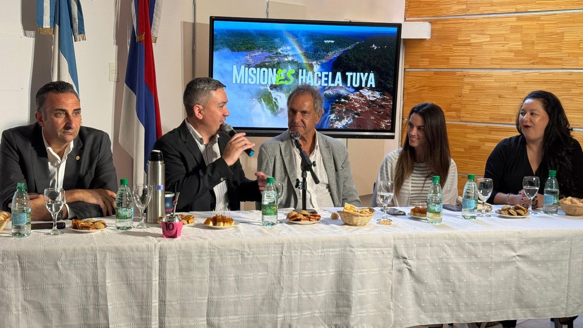 Gustavo Hani, presidente de la Cámara Argentina de Turismo; junto a José María Arrúa, ministro de Turismo provincial; Daniel Scioli, secretario de Turismo, Ambiente y Deportes de la Nación; Yanina Martínez, subsecretaria de Turismo de la Nación; y Miriam Duran, representante oficial de Misiones en Buenos Aires.