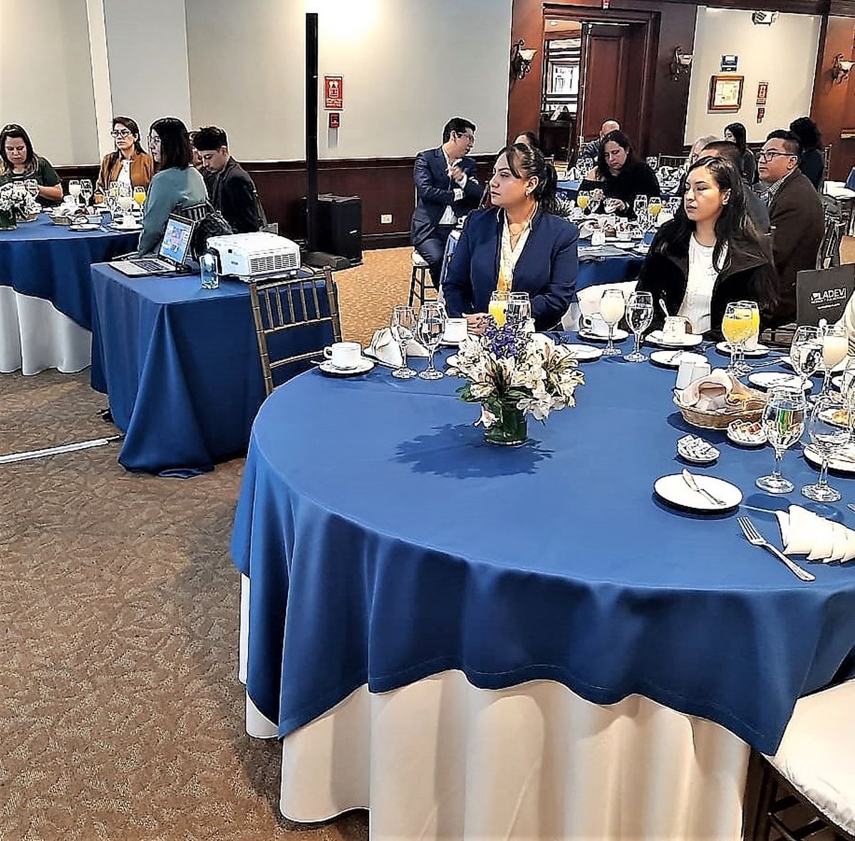 Visit Florida promocionó el destino durante un seminario para agentes de viajes durante el Workshop de Ladevi Quito. - Ladevi Medios y Soluciones Visit Florida promocionó el destino durante un seminario para agentes de viajes durante el Workshop de Ladevi Quito.