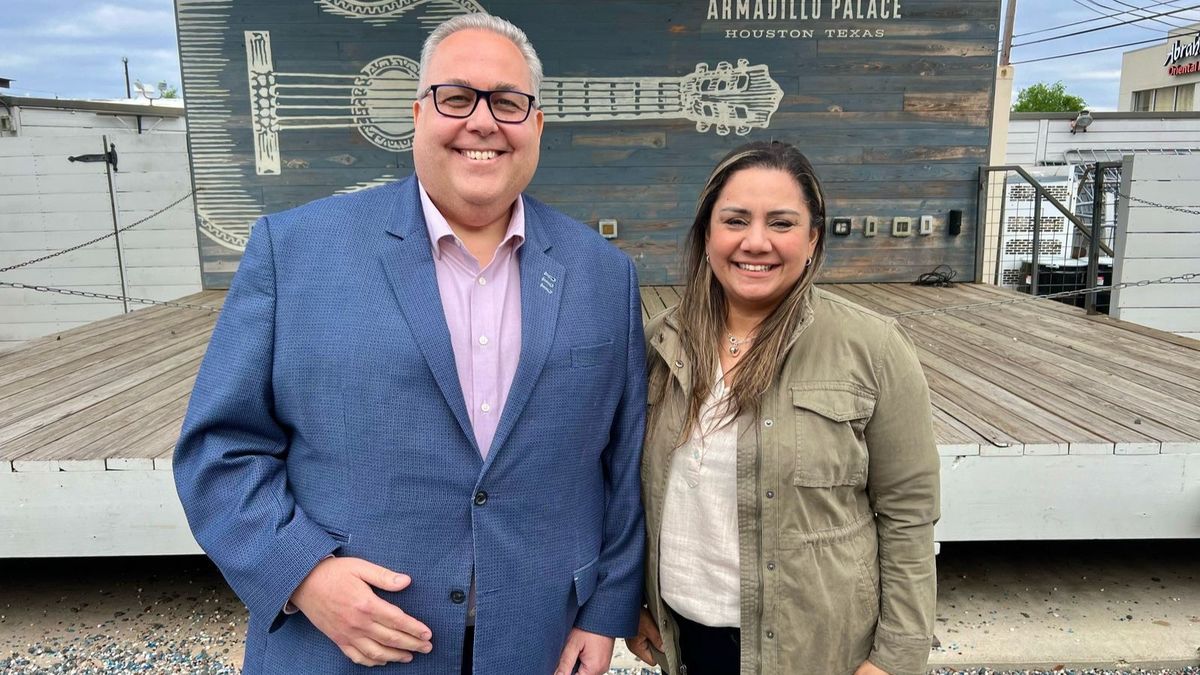 Jorge Franz, vicepresidente senior de Turismo y Relaciones Industriales de Houston First Corporation; junto a Claudia González, gerente de Ventas Internacionales.