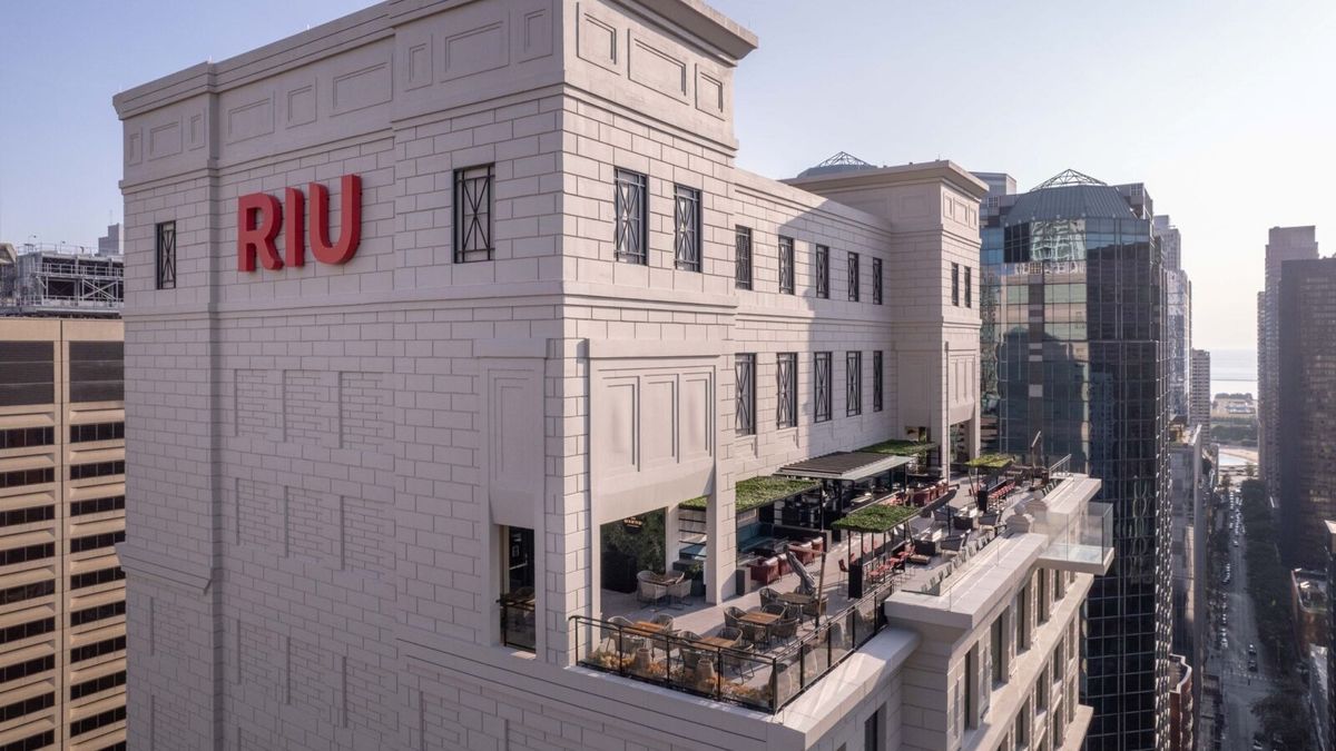 En línea con el concepto de RIU Plaza, el hotel ubicado en el corazón de Chicago cuenta con el impresionante bar “The Rooftop”. En línea con el concepto de RIU Plaza, el hotel ubicado en el corazón de Chicago cuenta con el impresionante bar “The Rooftop”.