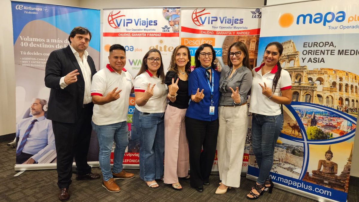 El equipo de Vip Viajes junto a sus aliados comerciales, Mapaplus y Air Europa.