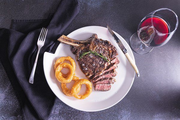 La selección de cortes, todos de primera calidad USDA y añejados en seco durante 28 días para garantizar lo último en sabor y ternura, incluye filetes Nueva York y porterhouse de primera calidad y suculentos filete miñón, solo por nombrar algunos.