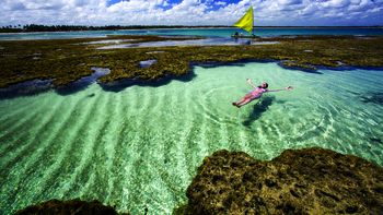 Con sus aguas verdes protegidas por arrecifes de coral Porto de Galinhas es una de las playas más hermosas de Brasil.  