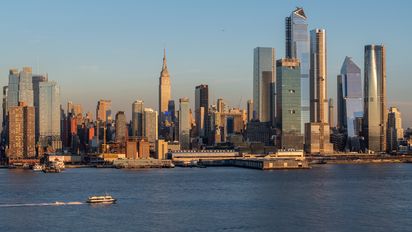 Nueva York: el clásico skyline de Manhattan desde el río Hudson.&nbsp;