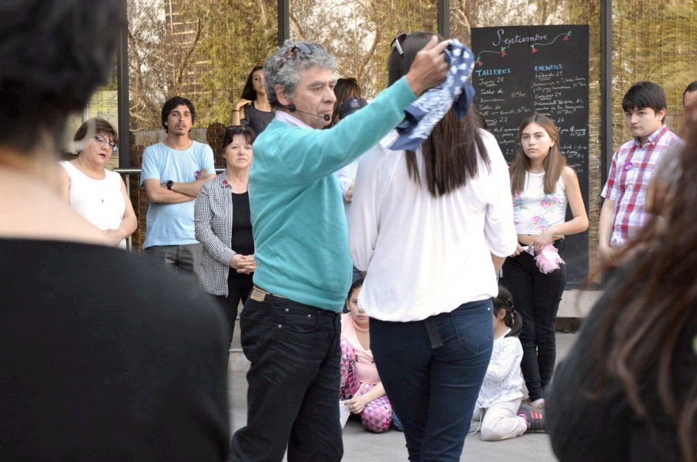 El taller es impartido por el profesor Hiranio Chávez Rojas, director del Departamento de Teatro de la Facultad de Arte de la Universidad de Chile.&nbsp;