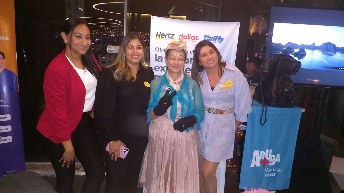 Equipo de UltraGo, junto a la actriz Juana Guarderas.