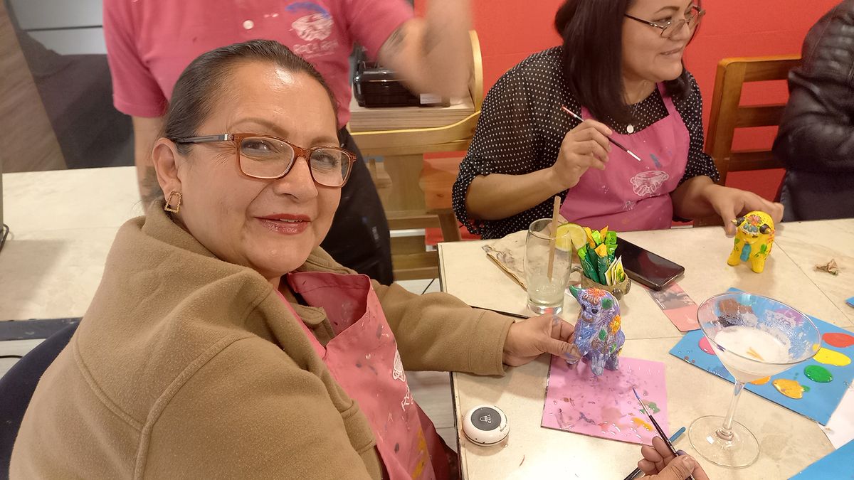 Agentes de viajes pintaron toritos de Pucará en el marco de la capacitación de PromPerú y Travel Group.