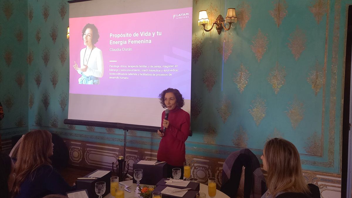 Claudia Durán, coach de propósito de vida, en evento de Latam Airlines.