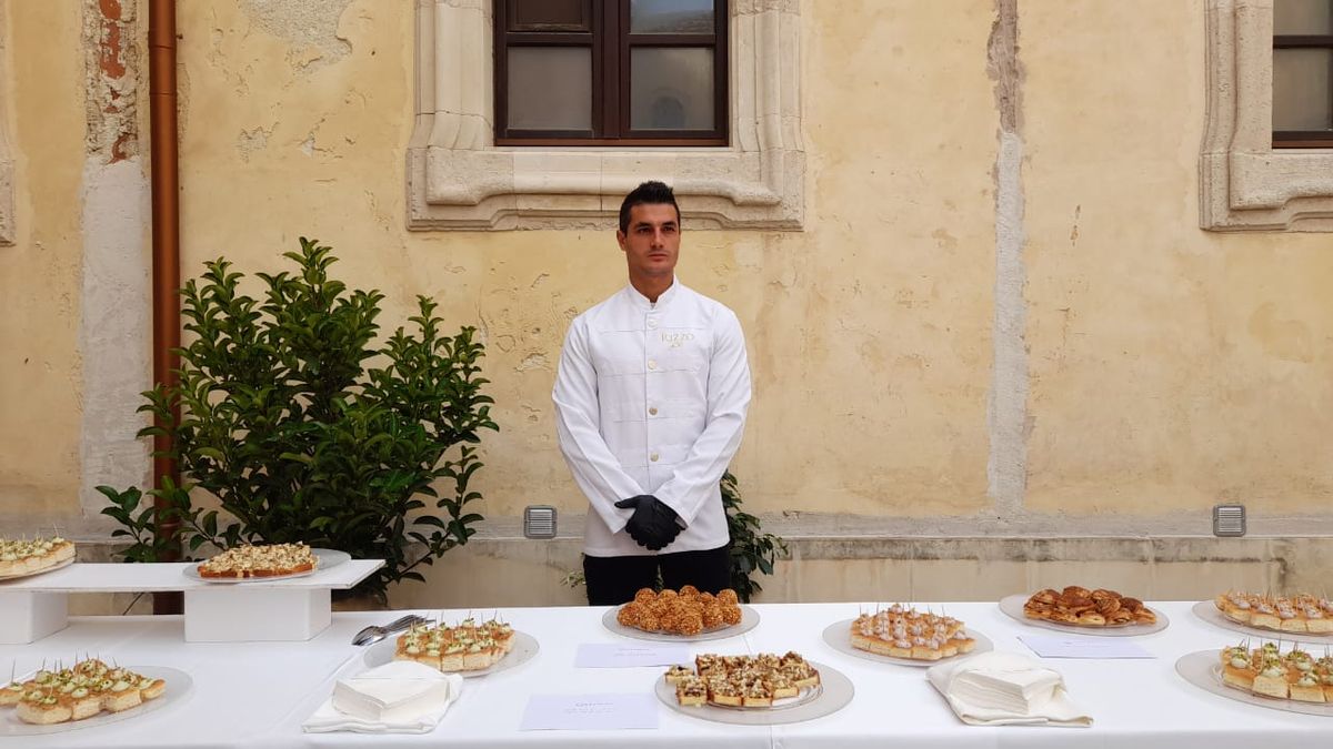 En el estreno del AzAmazing Day Siracusa, en el Palacio San Zosimo los pasajeros de Azamara fueron agasajados con una degustación de bebidas y platos locales.