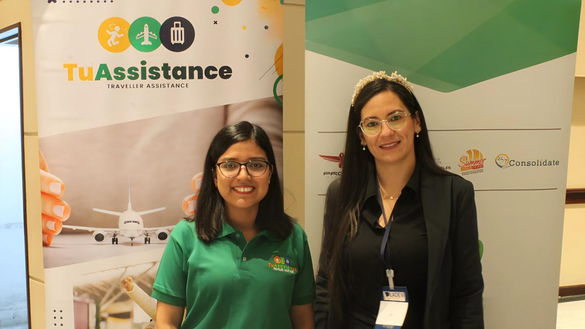 Carla León, asesora comercial de TuAssistance, y Elizabeth Aspiazu, gerente del departamento Deluxe.