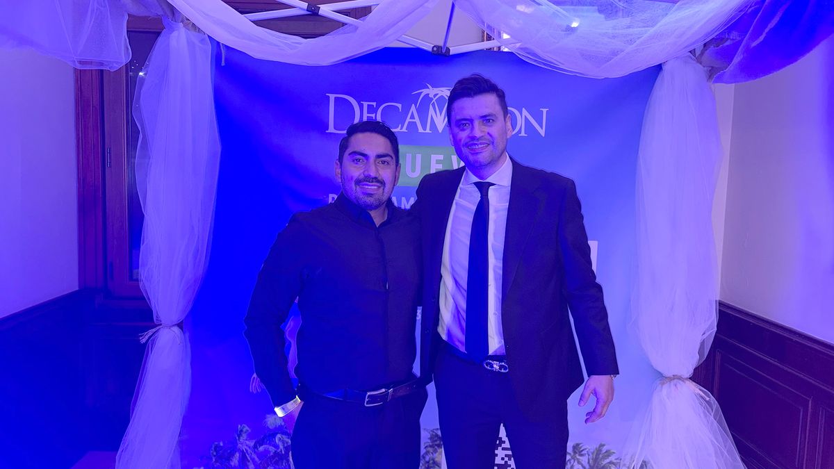 Óscar Loarte, gerente comercial de Decameron Ecuador; y Mauricio García, gerente de Ventas en Sudamérica, durante evento de lanzamiento de programa Agents Rewards.