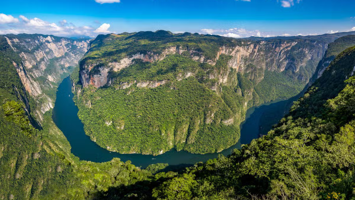 El Cañón del Sumidero es una maravilla natural que se extiende a lo largo del río Grijalva. El Cañón del Sumidero es una maravilla natural que se extiende a lo largo del río Grijalva.