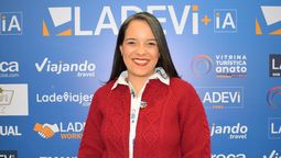 Grecia Gómez, directora Ejecutiva de Ashonorte, visitó el stand de Ladevi durante la Vitrina de Anato 2026, mostrando las novedades turísticas de Puerto Plata en República Dominicana.