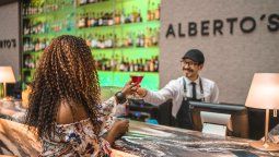 Escapadas aHilton Buenos Aires: Alberto´s Lobby Bar combina cócteles artesanales, saboresinternacionales y un servicio cálido.