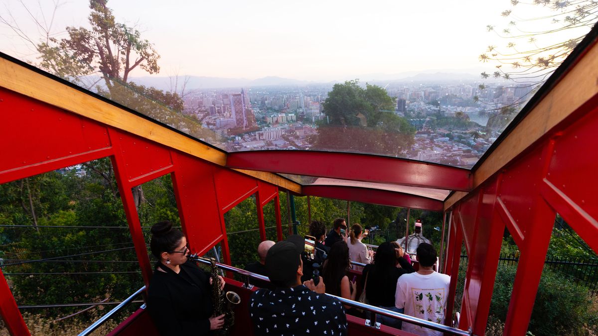 Funicular de Santiago tendrá una experiencia de música, vinos y patrimonio para celebrar San Valentín.