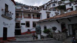 A casi tres horas de Ciudad de México, Taxco ostenta una arquitectura colonial y techos de teja, pero tiene a la platería como el sello de su identidad.