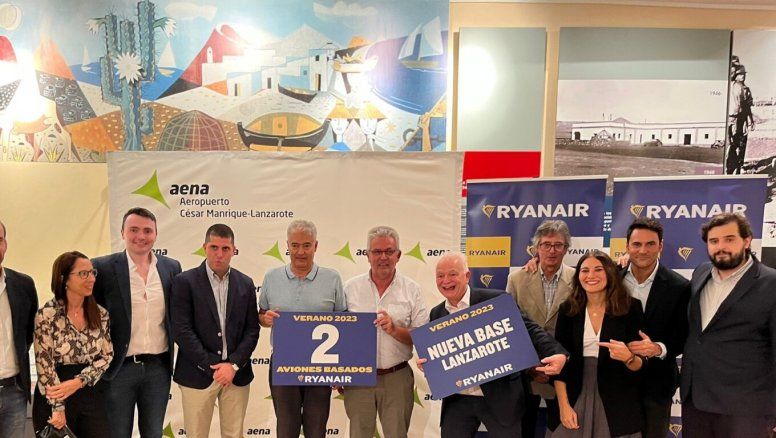 Eddie Wilson (que sostiene el cartel que dice Nueva base en Lanzarote), CEO de Ryanair, rodeado de autoridades canarias y de AENA.