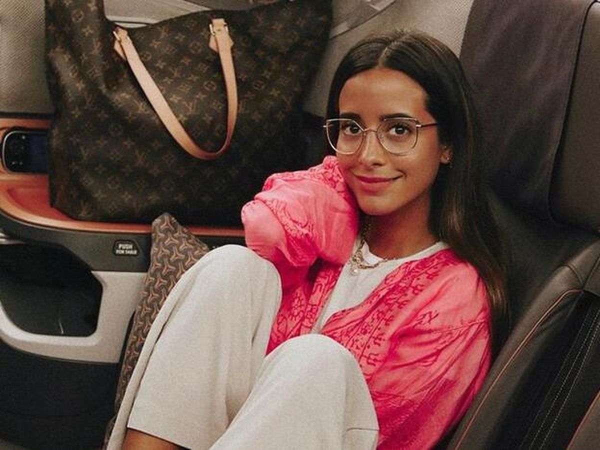 María Fernández Rubies, influencer que enseña, como en la fotografía, sus "outfits"; este, está especialmente pensado para viajar en avión. María Fernández Rubies, influencer que enseña, como en la fotografía, sus "outfits"; este, está especialmente pensado para viajar en avión.