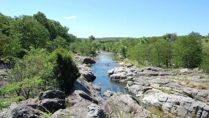 Un pueblo familiar en Córdoba con aguas tranquilas y hermosos paisajes serranos