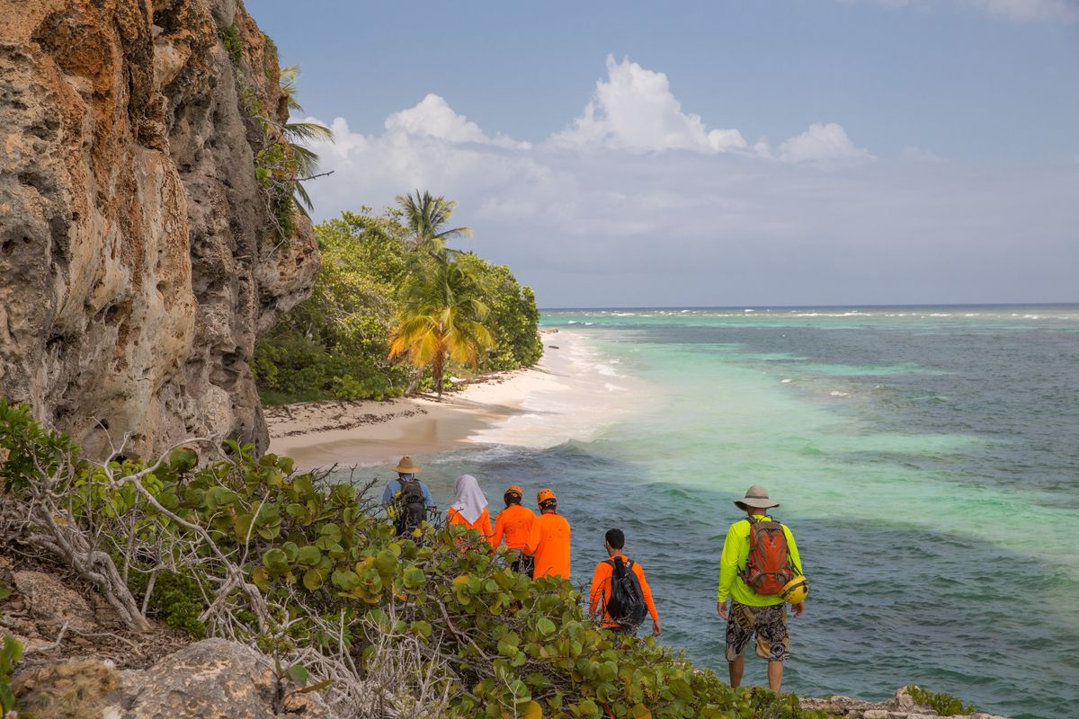 Puerto Rico está muy bien conectado con Colombia: cuenta con vuelos diarios de Avianca desde Bogotá.