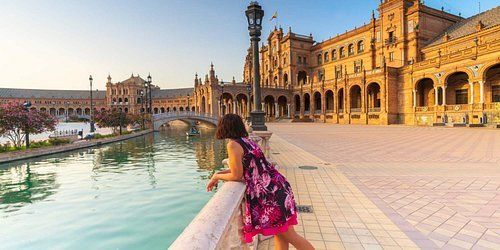 En 2020, la actividad turística en España alcanzó los € 64.573 millones, mientras que en 2019 fue de € 157.355 millones, representando un 12,6% del PIB y registrando 2,6 millones de empleos del sector.