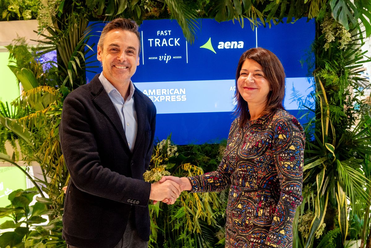 Juan Orti, presidente de American Express España, y María José Cuenda, directora general Comercial e Inmobiliaria de Aena.