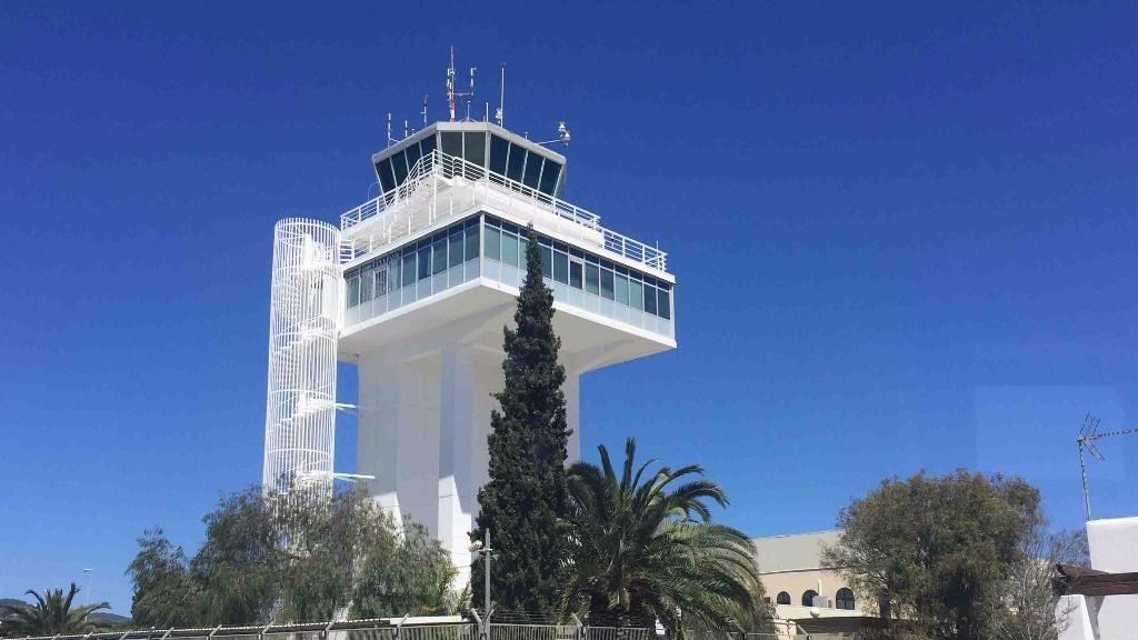 Torre de control del aeropuerto de Ibiza.