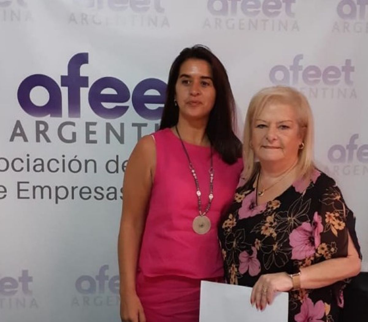 Patricia Roa, nueva presidenta de Afeet, junto a la ex titular de la entidad, Liliana Vázquez.