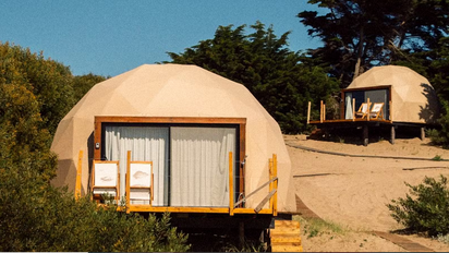 Sobre la arena, con salida directa a la playa y a metros del mar, en la playa de moda de la Costa Atlántica se encuentra este increíble glamping. Te lo mostramos.