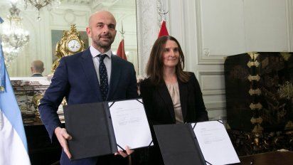 El secretario de Transporte de Argentina, Franco Mogetta y Shendra Melia, directora de Neogociaciones Aéreas en Asuntos Exteriores de Canadá.