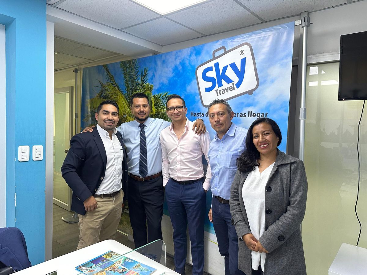 Equipo de Sky Travel recibió el reconocimiento que Hoteles Decameron les dio por el día del Agente de Viajes.
