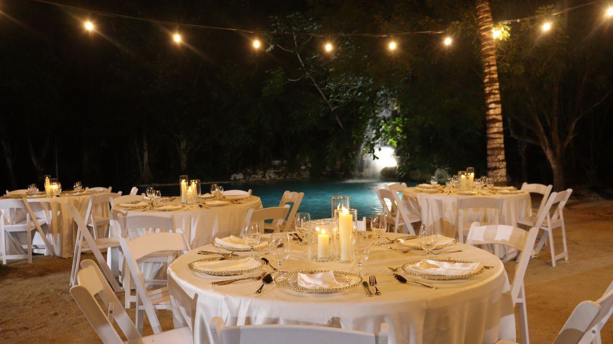 Cuando cae la noche, Bávaro Adventure Park revela su lado más vibrante para celebraciones de bodas y eventos.