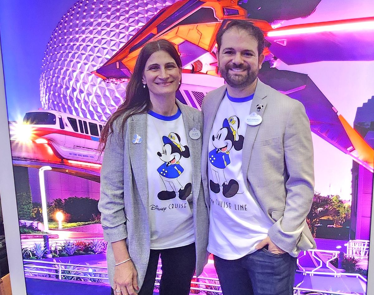 Julieta De Grazia y Alejandro Flores en el stand de Disney Destinations en IPW 2025. - Ladevi Medios y Soluciones Julieta De Grazia y Alejandro Flores en el stand de Disney Destinations en IPW 2025.