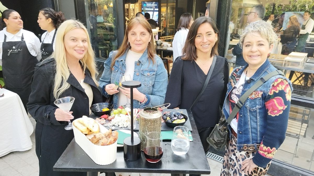 Carmen Santamaría (izquierda), directora de Ventas para Latinoamérica de NCL Holdings, vino especialmente a participar de la actividad. En la foto, junto a agentes de viajes invitadas al evento. 