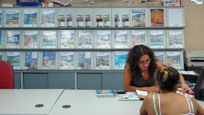 Interior de una agencia de viajes en España.