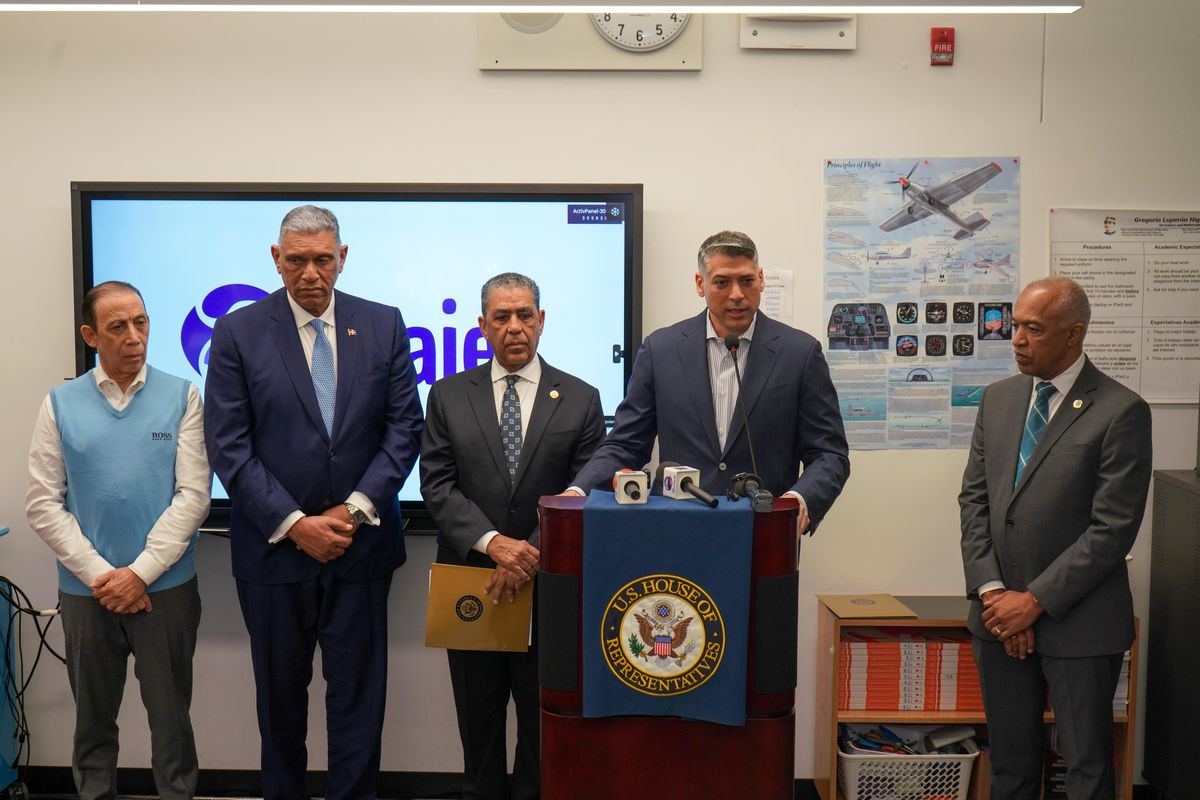Arajet realizó el anuncio de los nuevos vuelos hacia Nueva York en Washington Heights ante una comunidad con una gran población dominicana. - Ladevi Medios y Soluciones Arajet realizó el anuncio de los nuevos vuelos hacia Nueva York en Washington Heights ante una comunidad con una gran población dominicana.