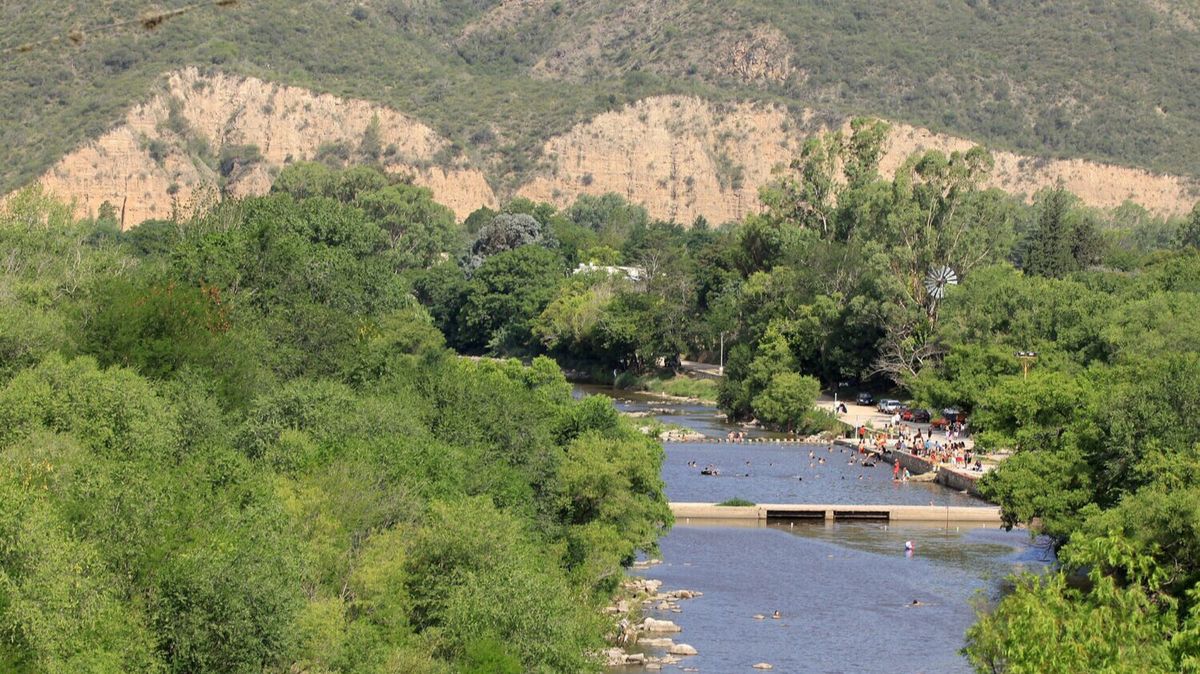 Descubrí un pueblo de Córdoba con un hermoso río a la vera de unas barrancas.&nbsp;