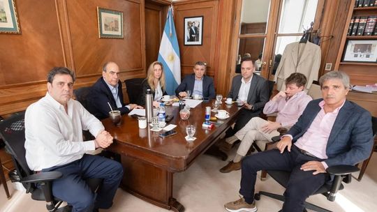 Los principales funcionarios del Gobierno se reunieron con el presidente de Aerolíneas Argentinas, Fabián Lombardo.