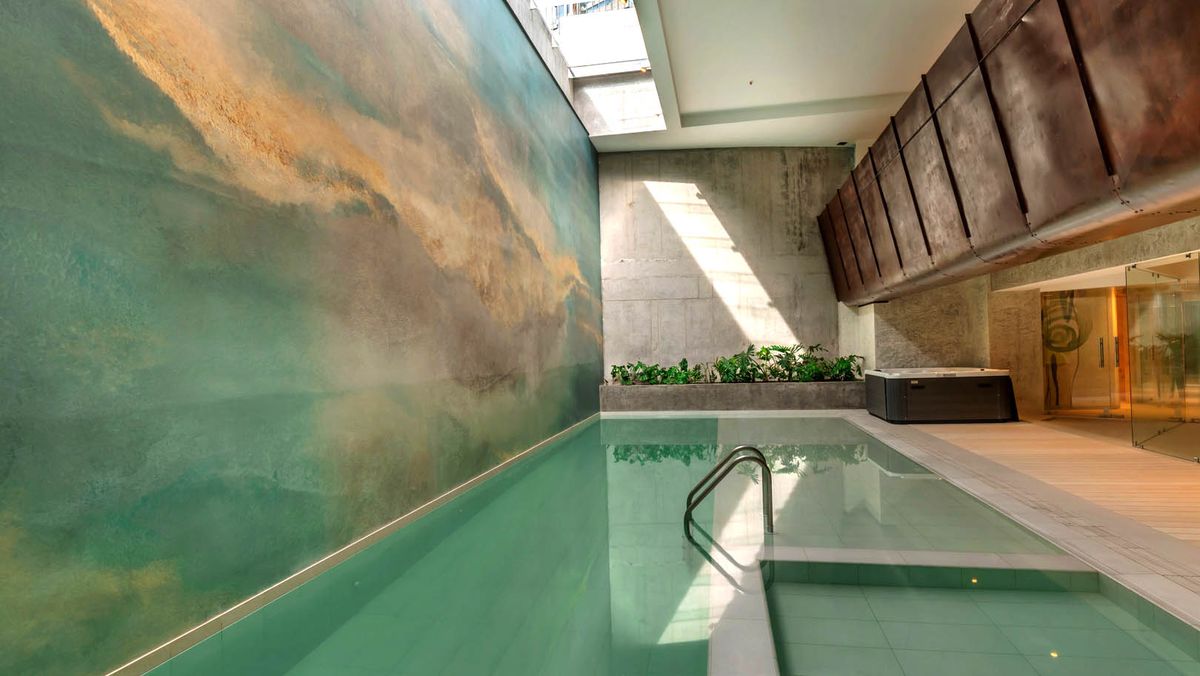 Piscina de Go Quito Hotel, que alude a la inmensidad del mar. En uno de los sectores yace la estructura real de un barco.