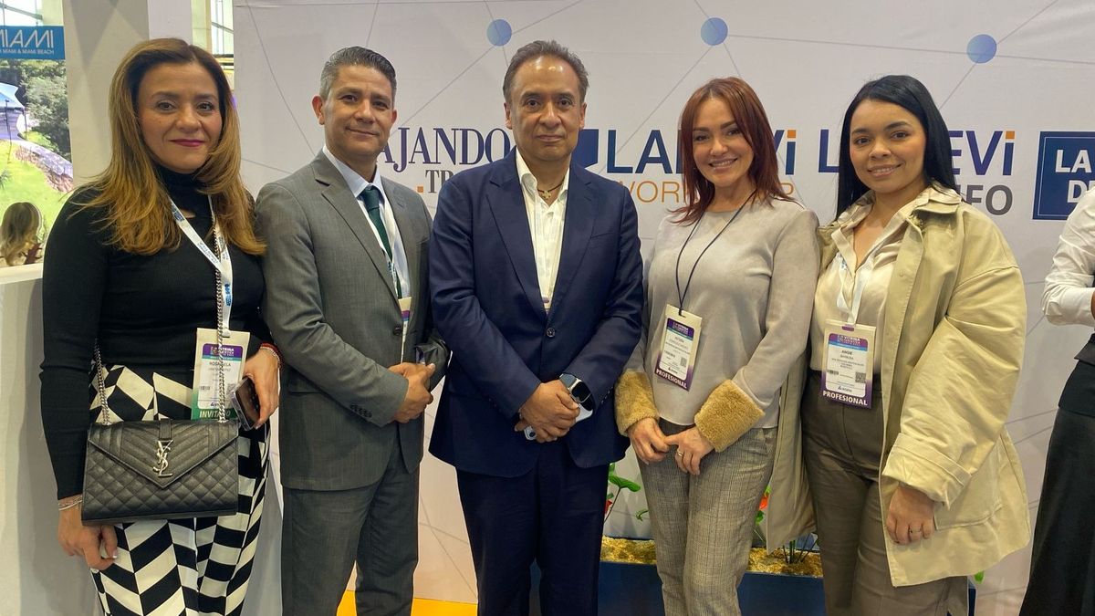 El equipo de MAS Servicios en el stand de Ladevi.