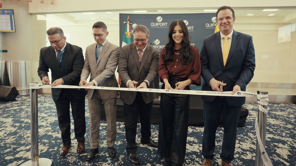 Corte de cinta por reanudación de vuelo de Aeroméxico, en el Aeropuerto de Quito. 