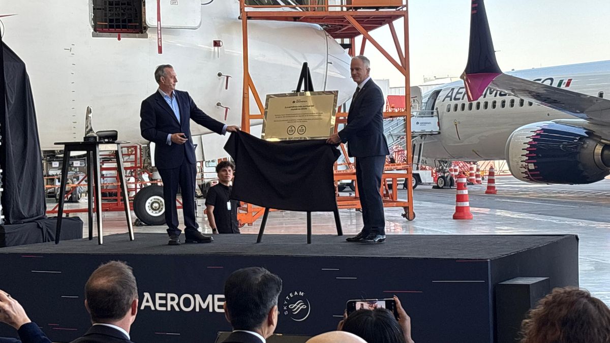 Jeremy Bowen le entregó a Andrés Conesa el reconocimiento a Aeroméxico como la aerolínea más puntual del mundo.