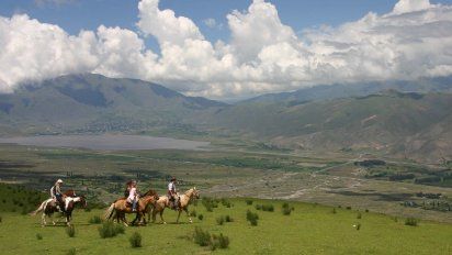 Verano 2024: 5 cabalgatas para hacer en familia