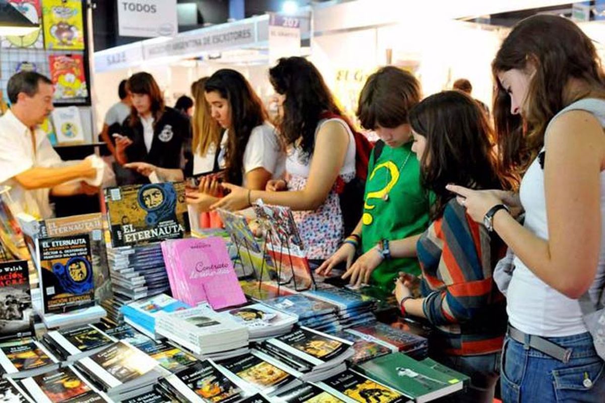 La movida juvenil volverá a pisar fuerte en la Feria del Libro de Buenos Aires. La movida juvenil volverá a pisar fuerte en la Feria del Libro de Buenos Aires.