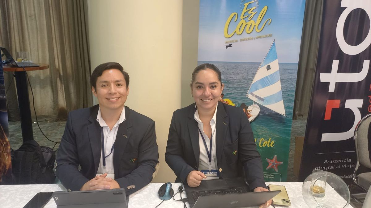 Danilo Aguilera y Carolina Lay, ejecutivos comerciales de Decameron, en Ladevi Workshop en Guayaquil.