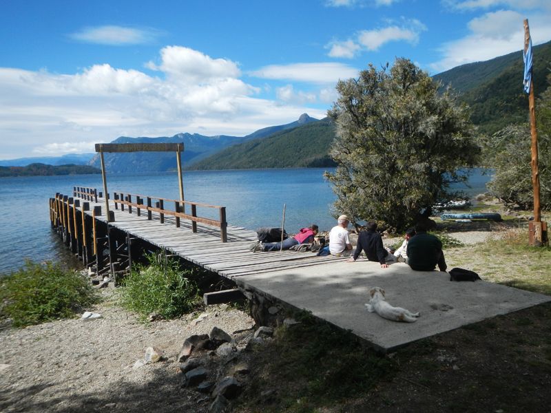 El escenario del muelle de Pucará para comer la vianda (sándwich de milanesa) pondría rojos de envidia a los restaurantes de cinco tenedores.