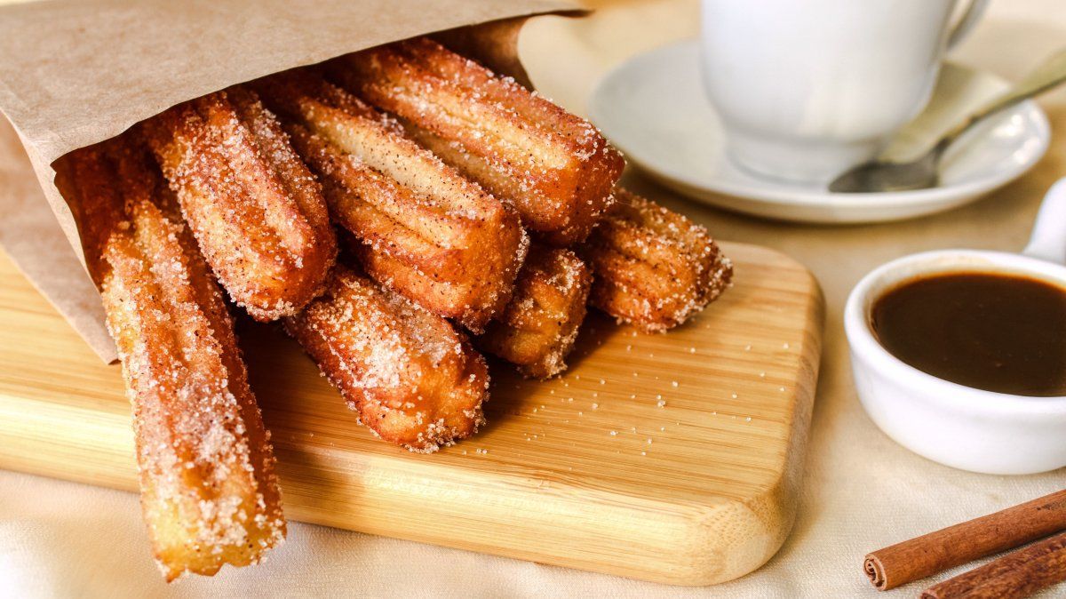 La Costa Atlántica propone para verano 2025 churros dulces y salados, ideales para acompañar con una cerveza.&nbsp;
