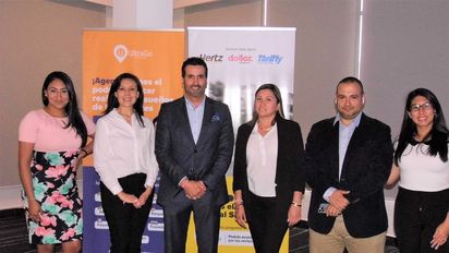 Juan Peláez (Hertz) junto al equipo comercial de Ultra Go Ecuador, incluido Mauricio Pérez (gerente general) y; Marcela Ayala (coordinadora comercial B2B).